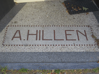 901023 Afbeelding van de naam van het voormalige sigarenmagazijn A. Hillen, in de vloer van het portiek van het pand ...